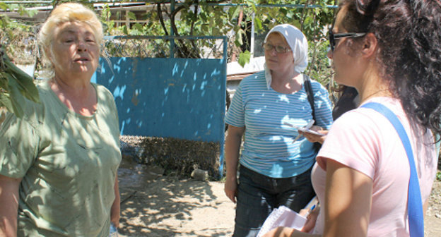 Krasnodar Territory, Krymsk, July 9, 2012; a volunteer talks to locals. Photo by Nikita Serebryannikov for the "Caucasian Knot"