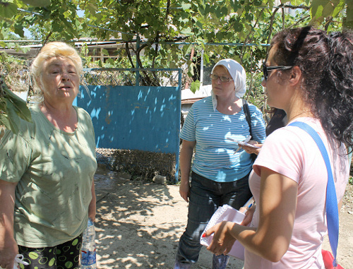 Krasnodar Territory, Krymsk, July 9, 2012; a volunteer talks to locals. Photo by Nikita Serebryannikov for the "Caucasian Knot"