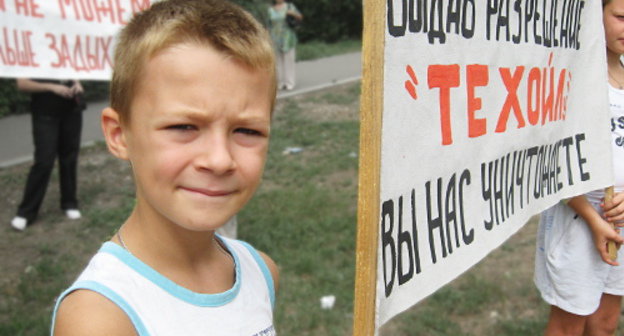 Picket of Dar-Gora villagers and ecologists against the activity of the LLC "Techoil"; the poster runs: "Issuing permit to TECHOIL, you destroy us!", Volgograd, July 11, 2012. Photo by Vyacheslav Yaschenko for the "Caucasian Knot"