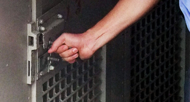 Convoy closes the door of paddy wagon behind the convicted Elena Spasskaya and Mikhail Batrakov, Sochi, July 11, 2012. Photo by Svetlana Kravchenko for the "Caucasian Knot"