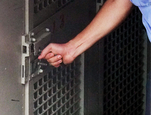 Convoy closes the door of paddy wagon behind the convicted Elena Spasskaya and Mikhail Batrakov, Sochi, July 11, 2012. Photo by Svetlana Kravchenko for the "Caucasian Knot"