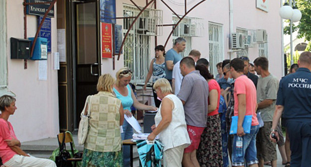 Residents of Krymsk draw up documents to receive compensations at the administration building of the Krymsk District, July 14, 2012. Photo by Nikita Serebryannikov for the "Caucasian Knot"