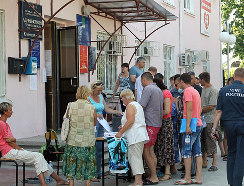 Residents of Krymsk draw up documents to receive compensations at the administration building of the Krymsk District, July 14, 2012. Photo by Nikita Serebryannikov for the "Caucasian Knot"