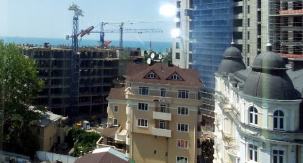 High-rise construction in progress in Sochi, July 18, 2012. Photo by Svetlana Kravchenko for the "Caucasian Knot"