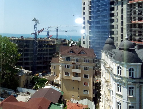 High-rise construction in progress in Sochi, July 18, 2012. Photo by Svetlana Kravchenko for the "Caucasian Knot"