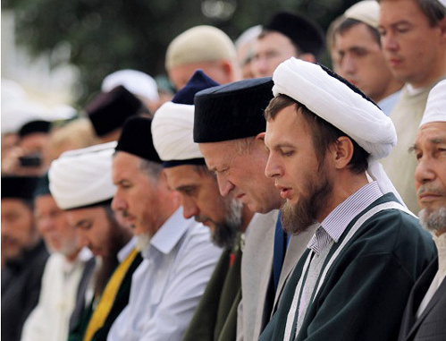 Farewell to Waliullah Yakupov in the yard of Apanaev Mosque, Kazan, July 20, 2012. Photo by Sergey Yelagin, "Business-Online", e-edition of Tatarstan: www.business-gazeta.ru