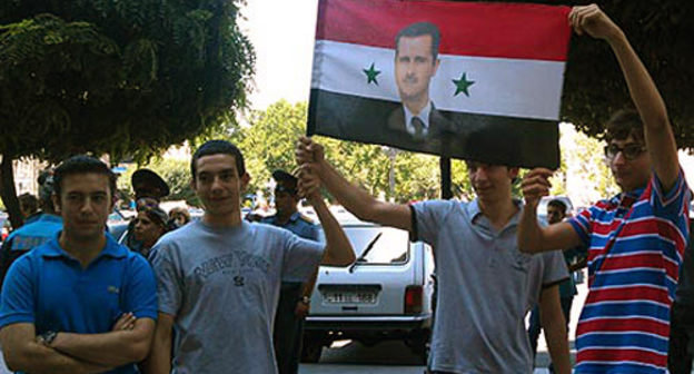 Hayazn Union held a picket in front of the Government building, demanding to secure proper repatriation of Syrian-Armenians to the Homeland. July 19, 2012. Photo: Gayane Mkrtchyan/ArmeniaNow.com