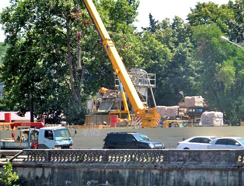 Construction works in Konstitutsii Street are carried out without any anti-noise screens; Sochi, July 25, 2012. Photo by Svetlana Kravchenko for the "Caucasian Knot"