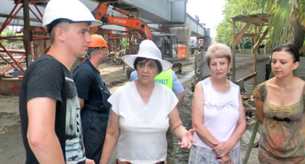 Residents of No. 66 in Gagarin Street out for a protest at the construction site of a parallel street to Kurortny Avenue in Sochi, July 29, 2012. Photo by Svetlana Kravchenko for the "Caucasian Knot"