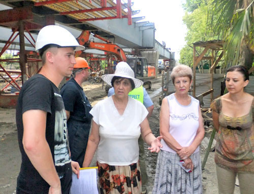 Residents of No. 66 in Gagarin Street out for a protest at the construction site of a parallel street to Kurortny Avenue in Sochi, July 29, 2012. Photo by Svetlana Kravchenko for the "Caucasian Knot"