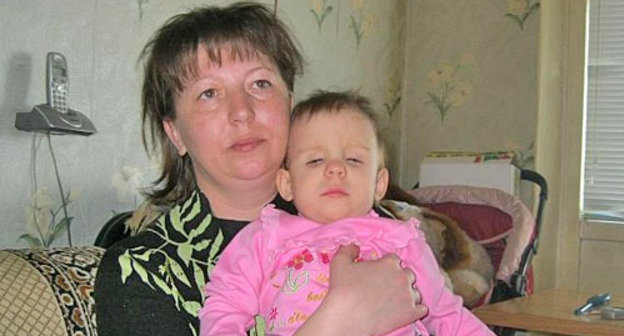 Elena Shavernyova with her daughter Vika; Rostov Region, Volgodonsk, January 2011. Photo by Pavel Gubskiy, donnews.ru
 