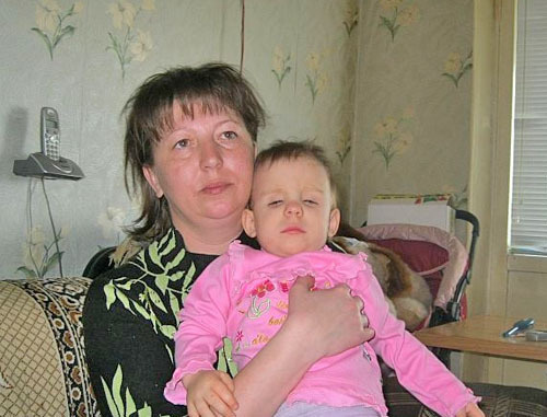 Elena Shavernyova with her daughter Vika; Rostov Region, Volgodonsk, January 2011. Photo by Pavel Gubskiy, donnews.ru
 