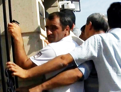 People in line for visas at the Iranian Embassy in Baku, August 15, 2012. Still from video footage of the "Caucasian Knot"