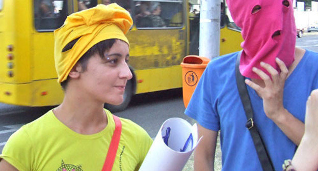 Participants of support and solidarity action with the punk band "Pussy Riot" in Tbilisi, August 16, 2012. Photo by Edita Badasyan for the "Caucasian Knot"