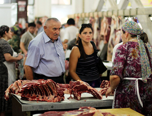 Residents of Makhachkala choosing meat at city marketplace. Photo by Makhach Akhmedov for the "Caucasian Knot"