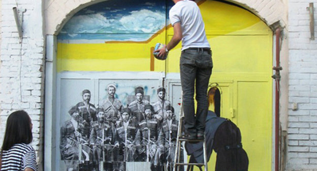 Participants of the art project "City of N" make paintings on an ancient building; Kabardino-Balkarian Republic (KBR), Nalchik, August 2012. Photo by Luiza Orazaeva for the "Caucasian Knot"