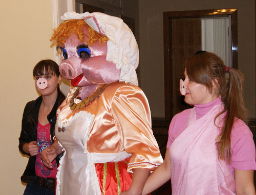 Activists of the regional branch of the Communist Youth Union hold an action against liquidation of pigs because of an ASF outbreak; Volgograd, August 31, 2012. Courtesy of the press service of Nikolai Parshin, Deputy of the Volgograd Regional Duma