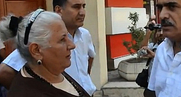 Outside the Narimanov District Court on the day of sentencing Ilgar Rzaev; on the left – Shirinbadji Rzaeva; Baku, August 31, 2012. Frame from video footage by the "Objective TV" Channel: http://www.obyektiv.tv