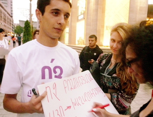 Armenia, Yerevan, September 11, 2012: action "Men against abuse of women"; poster reading: "No to violence! Yes to peace and love!" Photo by Armine Martirosyan for the "Caucasian Knot"