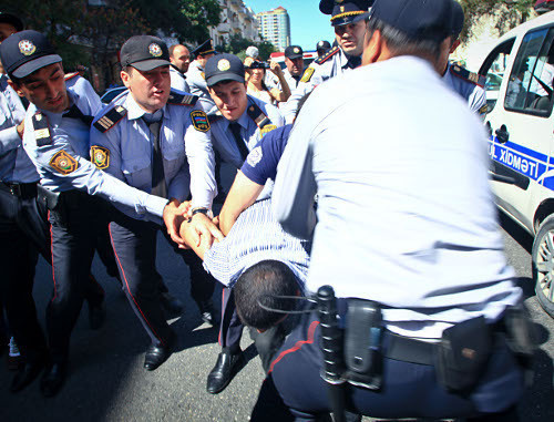 Police dispersing believers' protest action held outside US Embassy in Baku, September 17, 2012. Photo by Aziz Karimov for the "Caucasian Knot"