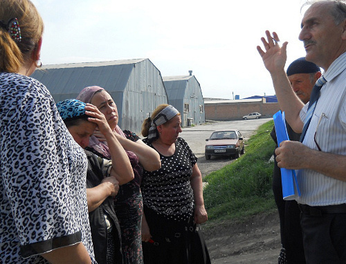 Refugees from the temporary accommodation centre (TAC) "Promzhilbaza" in Karabulak meet the office staff of the Ombudsperson in the Republic of Ingushetia, May 10, 2012. Courtesy of the press service of the Office of the Ombudsperson in Ingushetia, http://ingushombudsman.ru