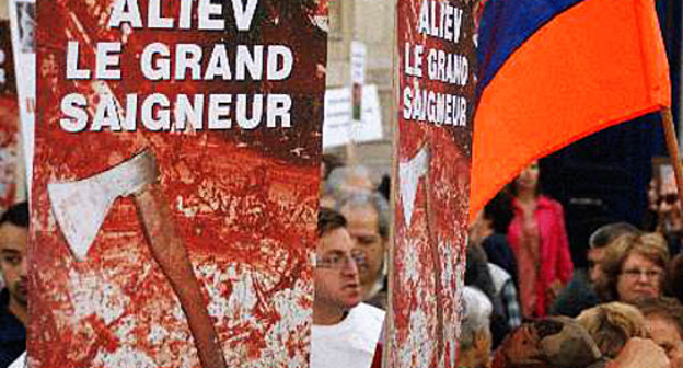 Protest in front of the Azerbaijani Embassy in Paris, organized by the Coordination Council of Armenian Organizations in France, September 18, 2012. Courtesy of http://www.yerkramas.org