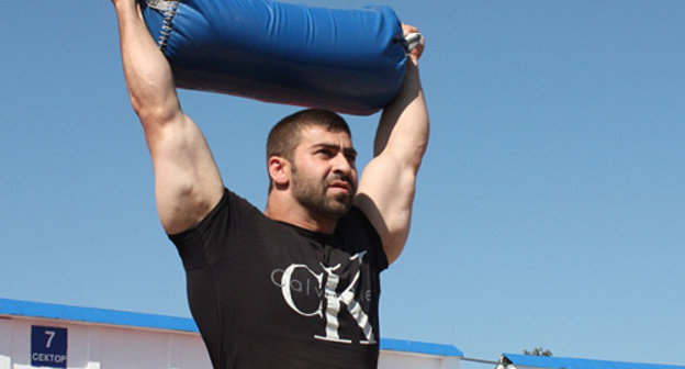 Weightlifting competition at Cultural and Sports Festival "Caucasian Games". The 50-kg bag with sand is lifted by an athlete from Chechnya, Kabardino-Balkaria, Nalchik, September 29, 2012. Photo by Luiza Orazaeva for the "Caucasian Knot"