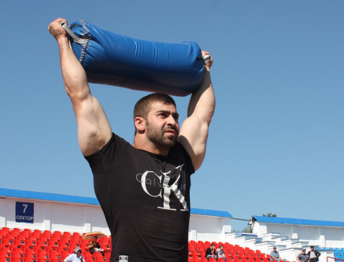 Weightlifting competition at Cultural and Sports Festival "Caucasian Games". The 50-kg bag with sand is lifted by an athlete from Chechnya, Kabardino-Balkaria, Nalchik, September 29, 2012. Photo by Luiza Orazaeva for the "Caucasian Knot"