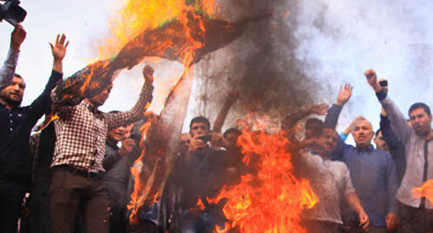 Azerbaijan, September 28, 2012, residents of the dwelling settlement of Nardaran burning down US and Israeli flags at the protest action. Photo by Aziz Karimov for the "Caucasian Knot"