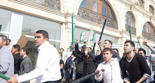 Believers-protesters armed with sticks confront policemen opposite the Ministry of Education of Azerbaijan. Baku, October 5, 2012, Photo by Aziz Karimov for the "Caucasian Knot"