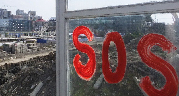 Inscription "SOS" on the window of No. 65 in Prosvescheniya Street immured by builders of MPO "Mostovik" with the aim to force tenants out; Sochi, October 2012. Photo by Svetlana Kravchenko for the "Caucasian Knot"