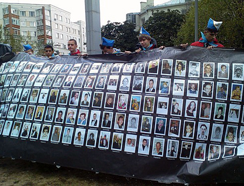 Activists of the Movement "Kind Children of the World" hold a poster with the names of all the casualties of Dubrovka terror act; Moscow, September 3, 2010. Courtesy of http://bb-mos.livejournal.com