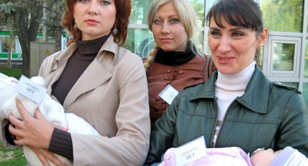 Young mothers take part in protest against "Techoil", Volgograd, October 16, 2012. Photo by Vyacheslav Yaschenko for the "Caucasian Knot"