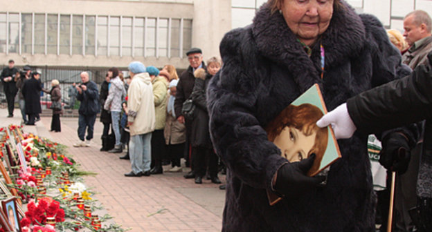 Muscovites commemorate Dubrovka victims; September 26, 2010. Photo by Lyudmila Barkova, Grani.Ru