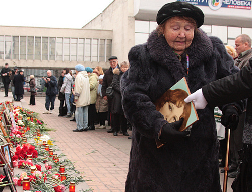 Muscovites commemorate Dubrovka victims; September 26, 2010. Photo by Lyudmila Barkova, Grani.Ru