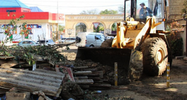 Liquidation of flood consequences in Derbent, October 2012. Courtesy of http://derbent.ru