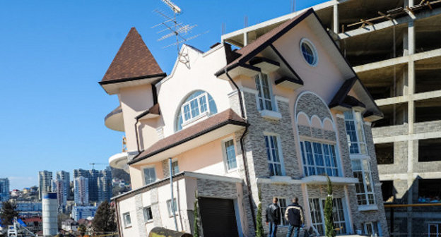 A new dwelling house that got inclined as a result of a collapse of the tunnel in Vinogradnaya Street in Sochi, March 3, 2013. Photo: © Nina Zotova, YUGA.ru