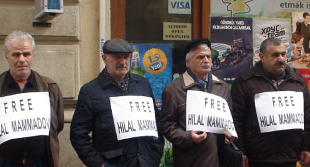 Picket in defence of Hilal Mamedov in front of the building of the Baku Court of Grave Crimes; Baku, April 24, 2013. Photo by Parvana Bairamova for the "Caucasian Knot"