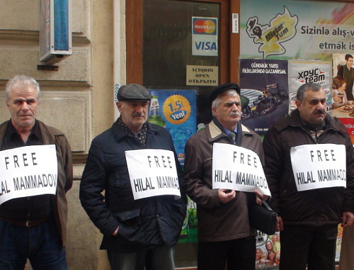 Picket in defence of Hilal Mamedov in front of the building of the Baku Court of Grave Crimes; Baku, April 24, 2013. Photo by Parvana Bairamova for the "Caucasian Knot"