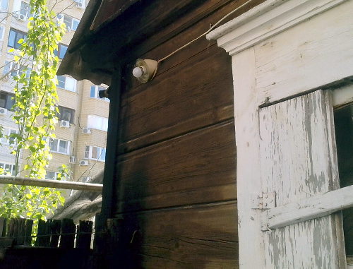 Place of ignition on the wall of the Porfiriev family house at 14 Amurskaya Street' Fortunately, the fire did not reach the wiring; Astrakhan, April 29, 2013. Photo by Elena Grebenyuk for the "Caucasian Knot"