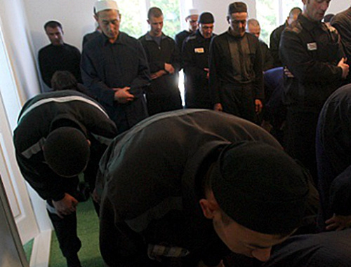 

Muslim prisoners at prayer in the mosque of Colony No. 7 of the Department Russian Federal Correction Service (UFSIN) in the Republic of Mordovia. Photo by the press service of the UFSIN