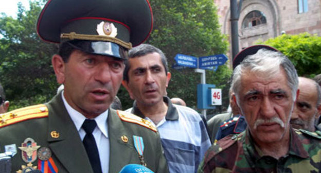 Veterans of the Karabakh War are holding the sitting picket in Liberty Square in Yerevan. The first from the left side is Volodya Avetisyan. Photo from http://www.epress.am