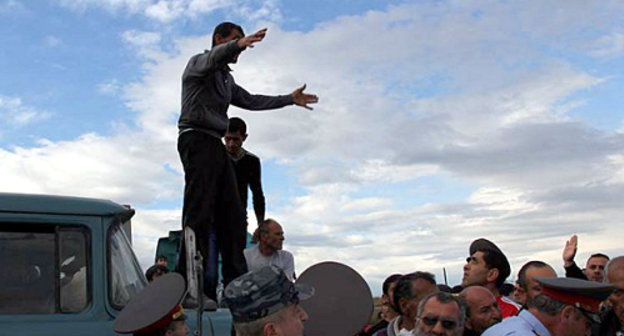 Armenia, May 13, 2013: farmers from the Armavir Region block the highway Armavir-Margara demanding compensation of damage caused by a heavy hail. Courtesy of the http://www.aysor.am