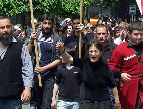 Opponents of the rally in support of sexual minorities marching along Rustaveli Avenue towards Freedom Square; Tbilisi, May 17, 2013. Photo by Edita Badasyan for the "Caucasian Knot"