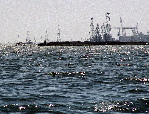 Oil Rocks near Baku. Photo: Bruno Girin, http://www.flickr.com/photos/brunogirin/19890638/