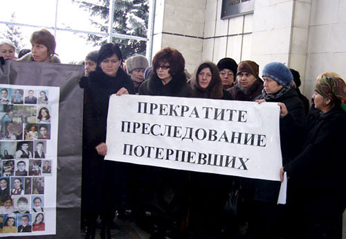 Protest rally against persecution of "Voice of Beslan" activists near the Prosecutor's Office of the Republic of North Ossetia-Alania, February 18, 2008. Photo by www.golosbeslana.ru