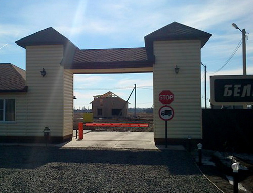 Construction of the cottage settlement "Belaya Dacha" in the Volga-Akhtuba Floodplain. September 2012. Photo http://domnavolge.net/volgograd/kottedzhi-34/kottedzhnyjj-poselok-belaya-dacha-ryadom-s-volgogradom-prodazha-kottedzhejj-taunkhausov-i-dupelkhausov.html