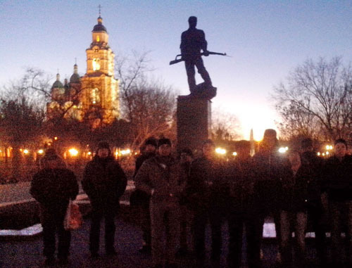 The campaigners of "Strategy 31" in Bratsky square near the monument "To the fighters for the Soviet power". Astrakhan, January 31, 2014. Photo by Yelena Grebenyuk for the "Caucasian Knot"