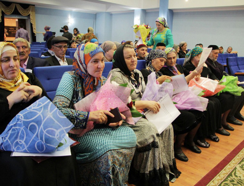 Residents of the emergency house in Akhmat Kadyrov Street receive new flats. Grozny, May 10, 2014. Photo by press-service of Grozny Mayor, http://grozmer.ru/news/1834-vydacha-kvartir.html 