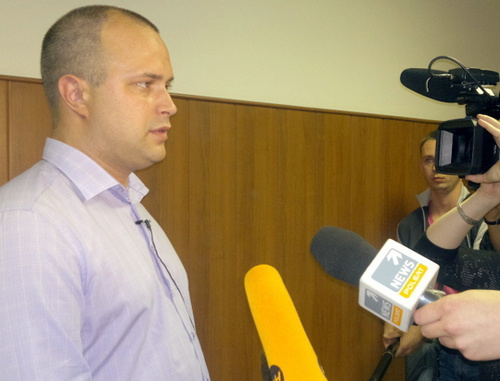 Ilya Politkovsky, son of Anna Politkovskaya, talking to journalists after the court verdict was announced. Moscow, June 9, 2014. Photo by the ‘Caucasian Knot’. 